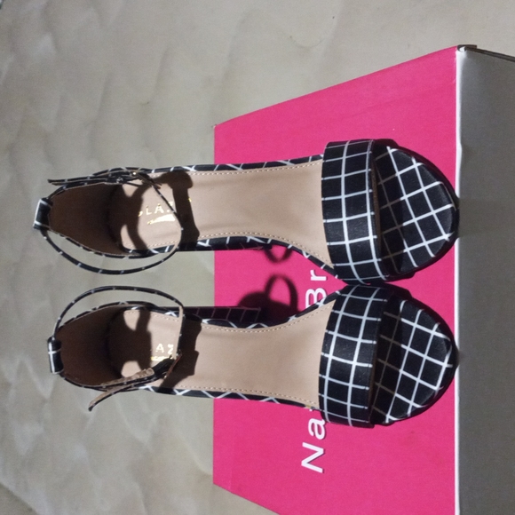 Shoes. - Picture 3 of 4